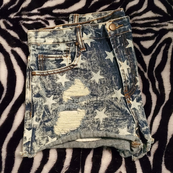 F21 Distressed denim shorts with stars - Picture 3 of 6
